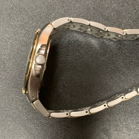 Guess watch two tone stainless still working - Picture 6 of 8